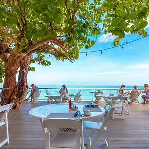 https://travellers-beach-resort.greaterantilleshotels.net